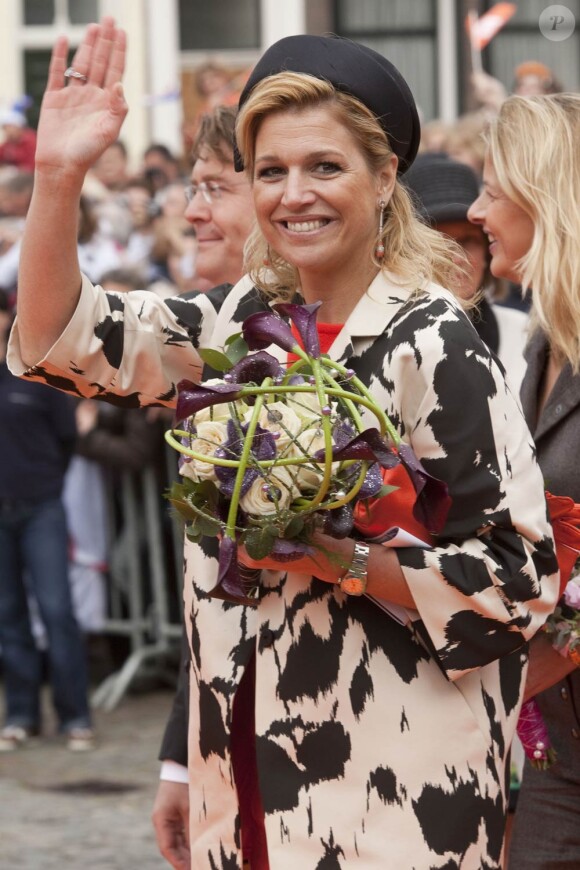 Le 30 avril 2010, après avoir honoré la veille la mémoire des sept victimes de l'attentat perpétré en 2009, la famille néerlandaise a célébré la reine Beatrix lors de la Journée de la Reine 2010. Et Maxima avait retrouvé le sourire... et le look !