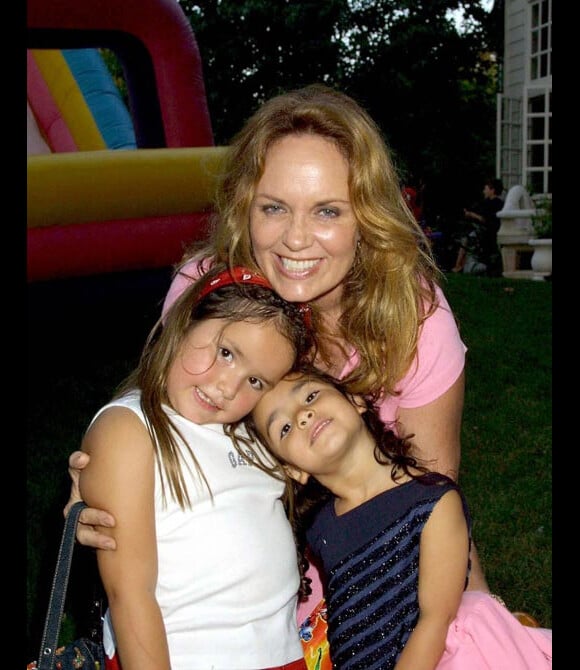 Catherine Bach avec ses deux filles en août 2002
