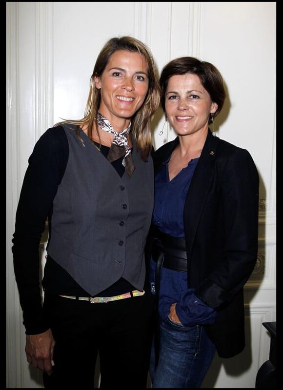 Nathalie Simon et sa soeur Valérie au lancement de la campagne de sensibilisation Dos au mur, à Paris. 04/05/2010