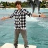 Justin Bieber, star des ados, se rend au parc aquatique Atlantis Paradise Island avec des amis, et partage un moment privilégié avec des dauphins et une otarie, il y a quelques jours, aux Bahamas.