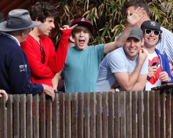 Justin Bieber se rend au zoo de Sydney (Australie), en marge de son épuisant tour du monde pour promouvoir son premier album, My World 2.0 (sorti en France sous le titre My Worlds).