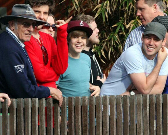 Justin Bieber se rend au zoo de Sydney (Australie), en marge de son épuisant tour du monde pour promouvoir son premier album, My World 2.0 (sorti en France sous le titre My Worlds).