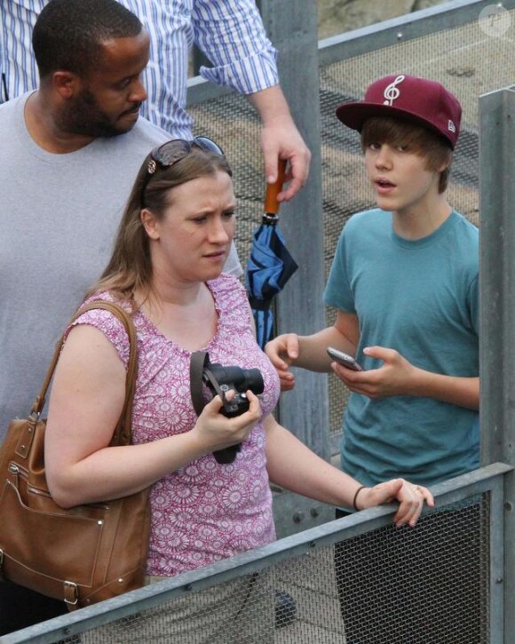 Justin Bieber se rend au zoo de Sydney (Australie), en marge de son épuisant tour du monde pour promouvoir son premier album, My World 2.0 (sorti en France sous le titre My Worlds).