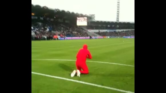 La télé-réalité Dilemme : Regardez l'un des hommes en combi rouge perturber un match de football... Gourcuff est déjà fan ! (Réactualisé)