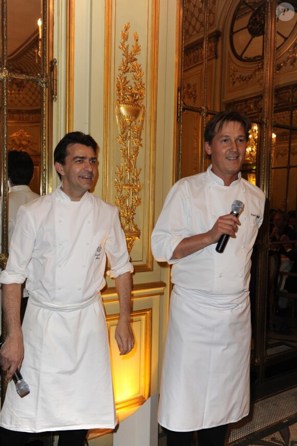 Yannick Alléno et Pierre Marcolini au déjeuner de l'Hôtel Le Meurice, le 6 mai 2010.