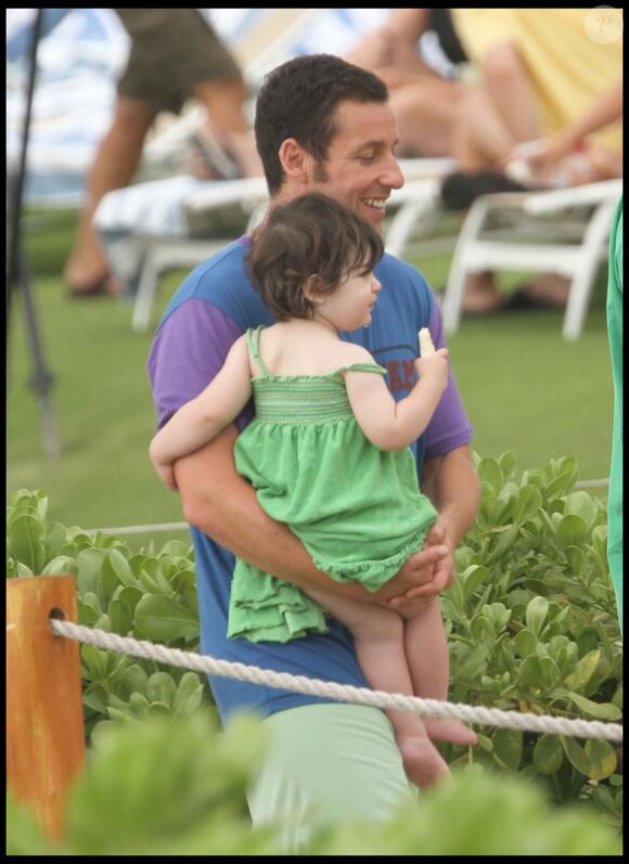 Adam Sandler et sa fille sur le tournage de Just Go With It à Hawaï le 11 mai 2010
