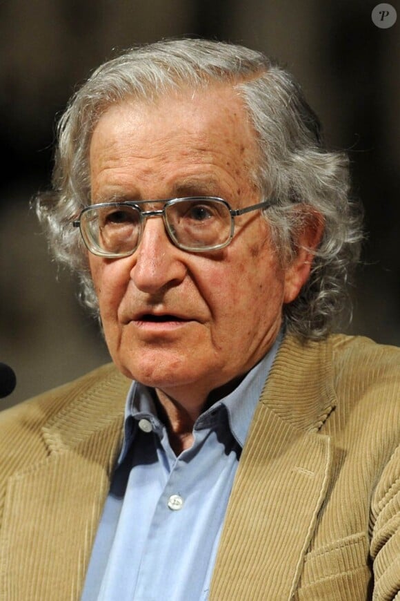 Le 14 mai 2010, un manifeste signé par de nombreuses personnalités, dont Noam Chomsky, accuse le président Barack Obama...