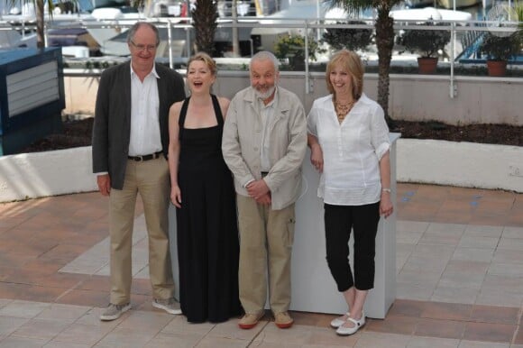 Lesley Manville, Ruth Sheen, Mike Leigh and Jim Broadbent lors du photocall d'Another Year au Festival de Cannes, le 15 mai 2010