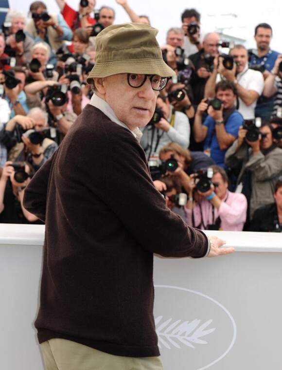 Woody Allen lors du photocall à Cannes pour You Will Meet A Dark Stranger, le 15 mai 2010