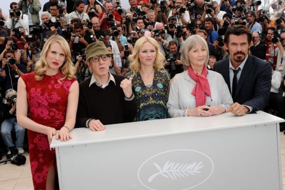 Lucy Punch, Woody Allen, Naomi Watts,  Gemma Jones et Josh Brolin lors du photocall à Cannes pour You Will Meet A Dark Stranger, le 15 mai 2010