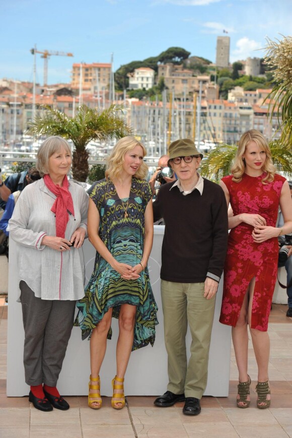 Gemma Jones, Naomi Watts, Lucy Punch, Woody Allen lors du photocall à Cannes pour You Will Meet A Dark Stranger, le 15 mai 2010