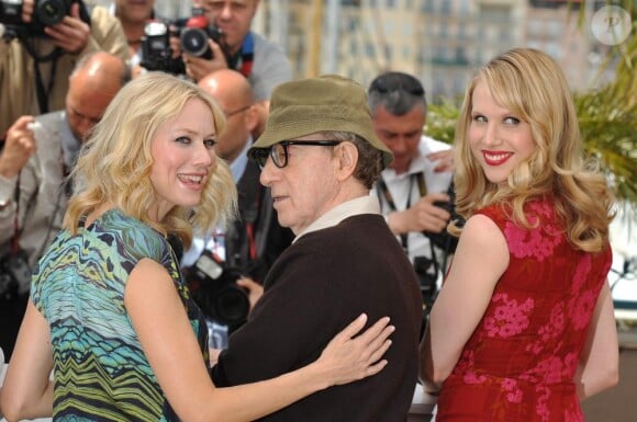 Naomi Watts, Lucy Punch, Woody Allen lors du photocall à Cannes pour You Will Meet A Dark Stranger, le 15 mai 2010