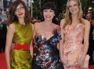 Cannes 2010 - Lio, toujours aussi excentrique, s'offre une belle montée des marches avec ses deux superbes filles !