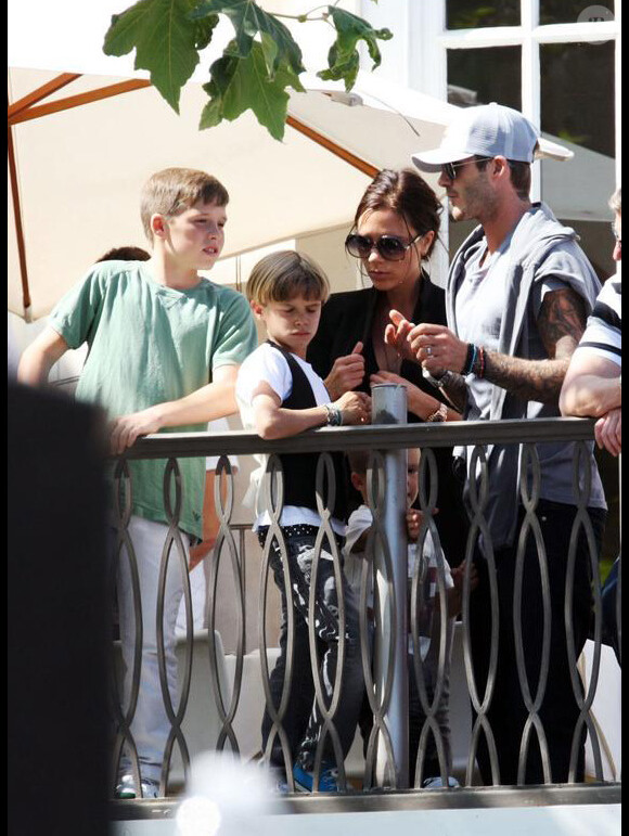 Les trois fils Beckham, ultra-lookés, ont attiré les flashes lors de leur apparition au concert des Jonas Brothers, samedi 15 mai. 