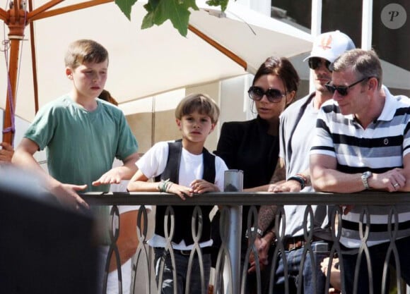 Les trois fils Beckham, ultra-lookés, ont attiré les flashes lors de leur apparition au concert des Jonas Brothers, samedi 15 mai. 