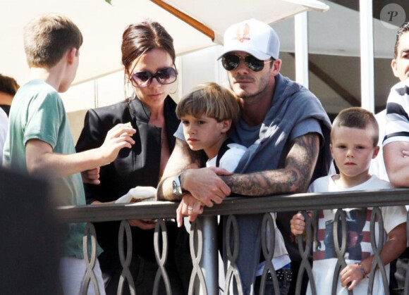 Séquence câlins pour David Beckham et ses trois enfants, comme c'est mignon ! 