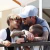 Séquence câlins pour David Beckham et ses trois enfants, comme c'est mignon ! 