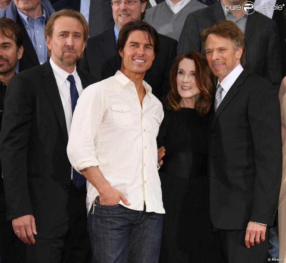 Nicolas Cage Et Tom Cruise Sont Venus Soutenir Le Producteur Jerry Bruckheimer Lors De Sa Prise D Empreintes Sur Hollywood Boulevard Le 18 05 10 Purepeople
