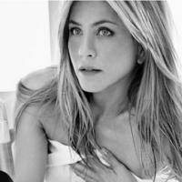Jennifer Aniston vous offre une nouvelle gorgée de sensualité...