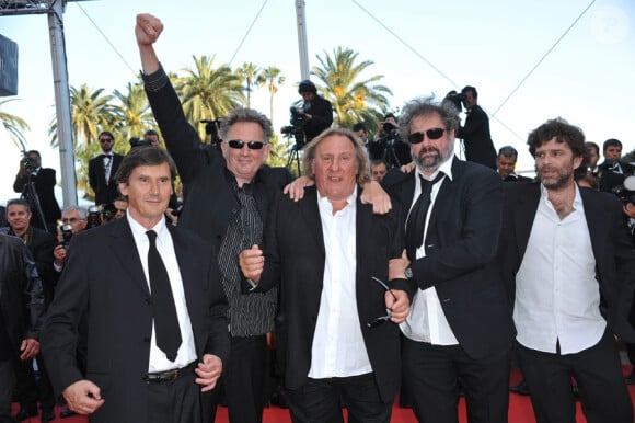 Gérard Depardieu entouré des réalisateurs Gustave Kervern et Benoît Delépine lors de la présentation du film Fair Game durant le festival de Cannes le 20 mai 2010