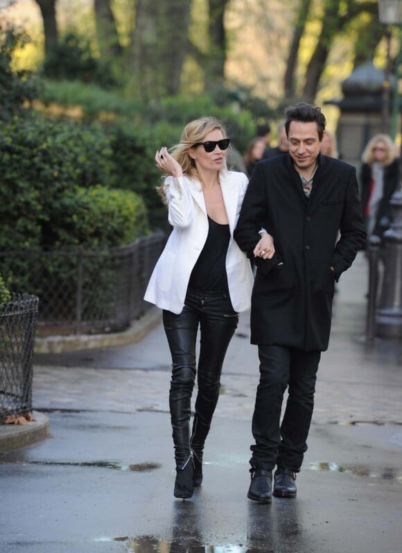 Kate Moss et son petit ami Jamie Hince, à Paris le 3 avril 2010 !