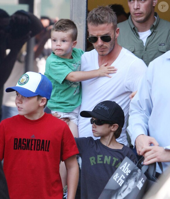 David Beckham, alias Super Daddy avec ses trois fistons, Romeo, Cruz et Brooklyn...
