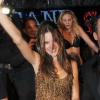 Cannes 2010 - La sublime Alessandra Ambrosio, une fan déchaînée en soirée !