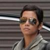 Halle Berry faisant du vide dans sa maison de Burbank à Los Angeles, le 24 mai 2010