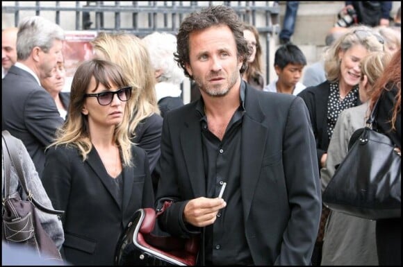 Axelle et Fabrice Laffont aux obsèques de leur grand-père Robert Laffont, le 26 mai 2010.