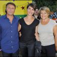 Alessandra Sublet entourée de ses parents lors de la soirée de solidarité Chico &amp; les Gypsies au patio de Camargue afin de récolter des fonds pour la cause du don d'organes et celle de l'association Rêves le 28 mai 2010