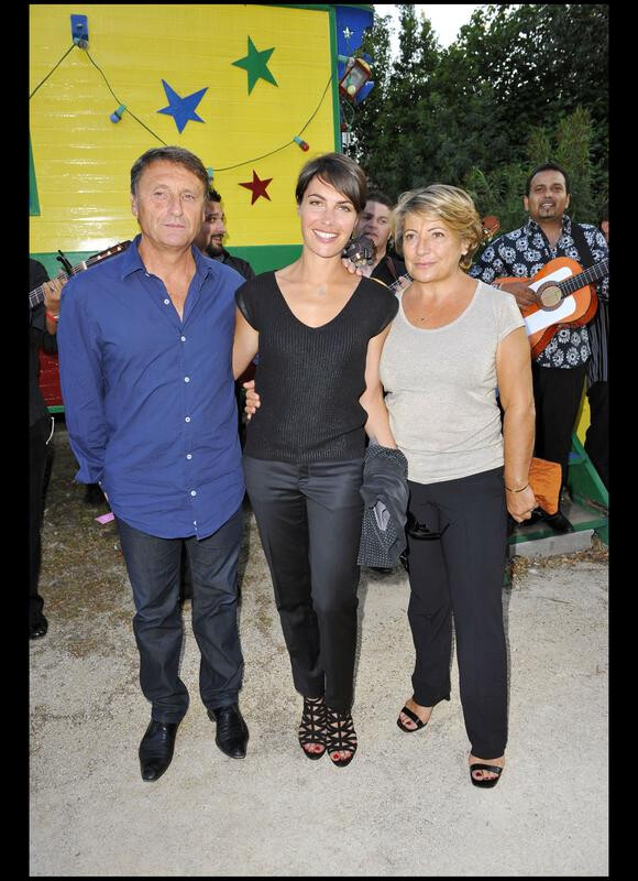 Alessandra Sublet entourée de ses parents lors de la soirée de solidarité Chico & les Gypsies au patio de Camargue afin de récolter des fonds pour la cause du don d'organes et celle de l'association Rêves le 28 mai 2010