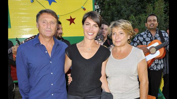 Alessandra Sublet présente ses parents à Charles Aznavour lors d'une soirée... Gipsy !
