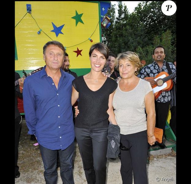 Alessandra Sublet entourée de ses parents lors de la soirée de solidarité Chico &amp; les Gypsies au patio de Camargue afin de récolter des fonds pour la cause du don d'organes et celle de l'association Rêves le 28 mai 2010