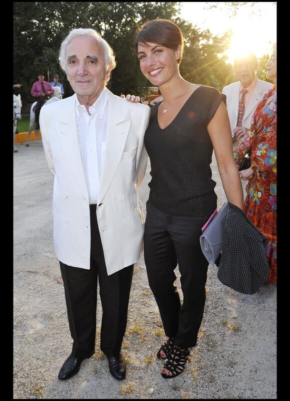 Charles Aznavour et Alessandra Sublet lors de la soirée de solidarité Chico & les Gypsies au patio de Camargue afin de récolter des fonds pour la cause du don d'organes et celle de l'association Rêves le 28 mai 2010
