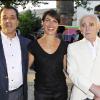 Alessandra Sublet entourée de Chico et Charles Aznavour lors de la soirée de solidarité Chico & les Gypsies au patio de Camargue afin de récolter des fonds pour la cause du don d'organes et celle de l'association Rêves le 28 mai 2010