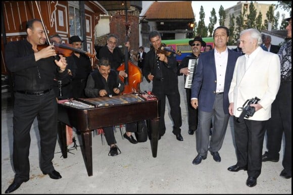 Charles Aznavour et Chico lors de la soirée de solidarité Chico & les Gypsies au patio de Camargue afin de récolter des fonds pour la cause du don d'organes et celle de l'association Rêves le 28 mai 2010