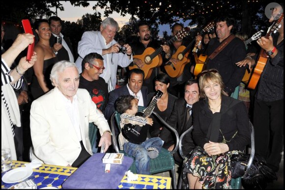 Charles Aznavour, Chico, Alessandra Sublet et Nathalie Delon lors de la soirée de solidarité Chico & les Gypsies au patio de Camargue afin de récolter des fonds pour la cause du don d'organes et celle de l'association Rêves le 28 mai 2010