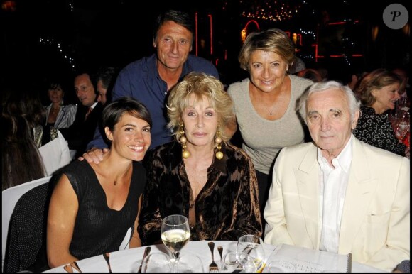 Alessandra Sublet et ses parents en compagnie de Charles Aznavour et Nicole Sonneville lors de la soirée de solidarité Chico & les Gypsies au patio de Camargue afin de récolter des fonds pour la cause du don d'organes et celle de l'association Rê