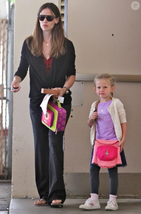 Jennifer Garner entraîne sa fille Violet Affleck dans une séance shopping après l'école le 1er juin 2010 à Los Angeles 