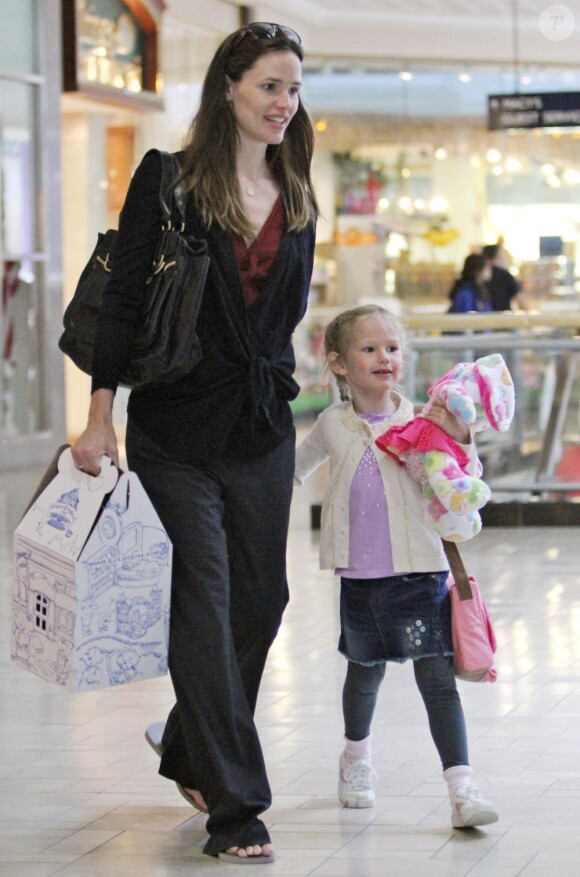 Jennifer Garner entraîne sa fille Violet Affleck dans une séance shopping après l'école le 1er juin 2010 à Los Angeles 