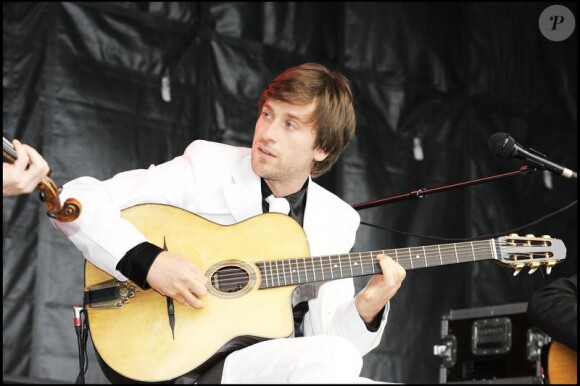 Thomas Dutronc en concert au Prix de Diane en 2008