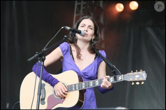 Yael Naim en concert au Prix de Diane en 2009