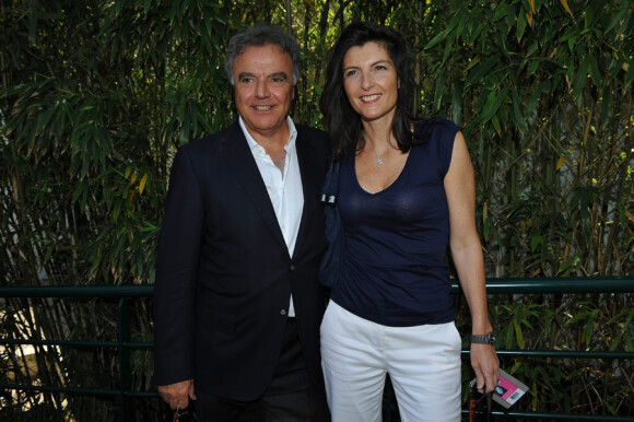 Alain Afflelou et son amie à Roland-Garros pour assister aux demi-finales féminines, le 3 juin 2010