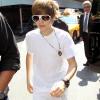 Justin Bieber quitte le Rockefeller Center, à New York, où il a donné un concert gratuit, et prend le temps de poser avec quelques fans, vendredi 4 juin.