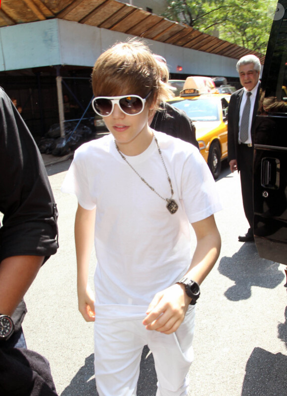 Justin Bieber quitte le Rockefeller Center, à New York, où il a donné un concert gratuit, et prend le temps de poser avec quelques fans, vendredi 4 juin.