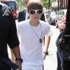 Justin Bieber quitte le Rockefeller Center, à New York, où il a donné un concert gratuit, et prend le temps de poser avec quelques fans, vendredi 4 juin.