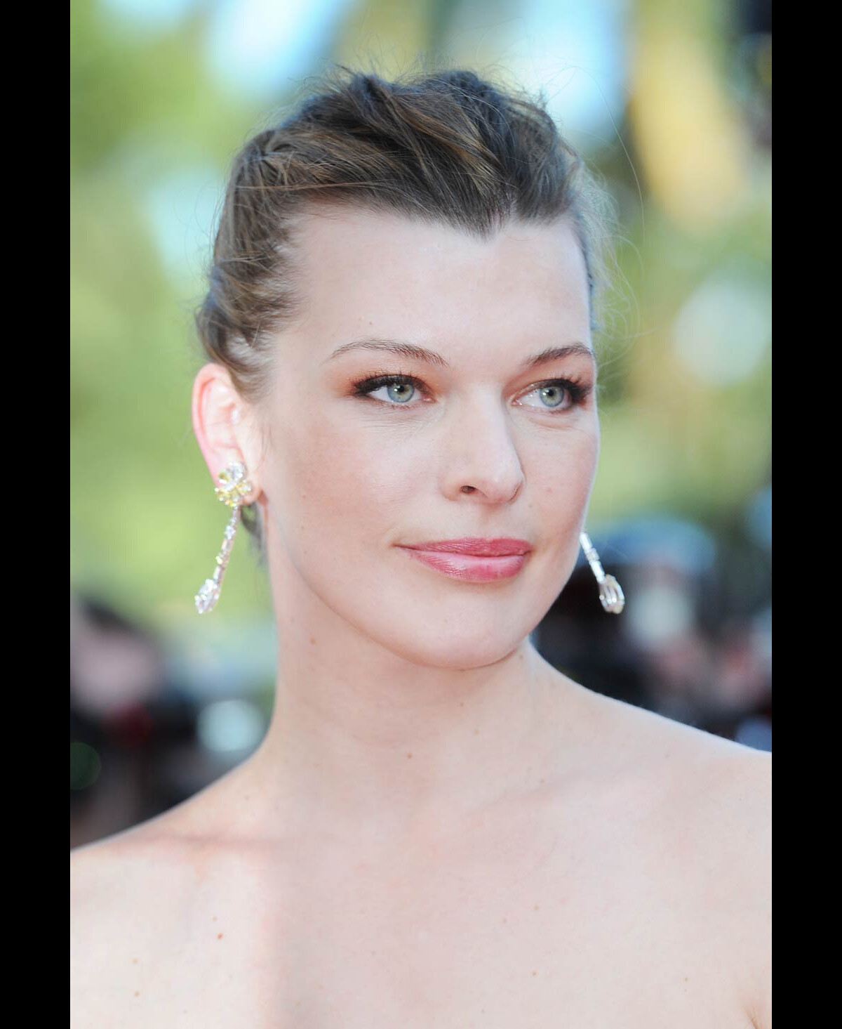 La vidéo du shooting de Milla Jovovich pour la nouvelle Mercedes-Benz Classe E Cabriolet. - Vidéo