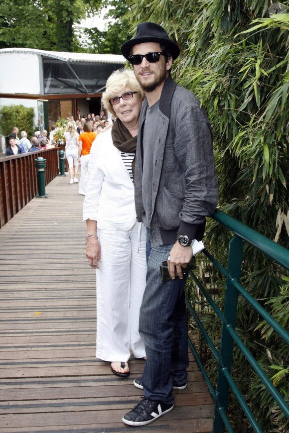 Guillaume Canet et sa mère au tournoi de Roland-Garros le 6 juin 2010.