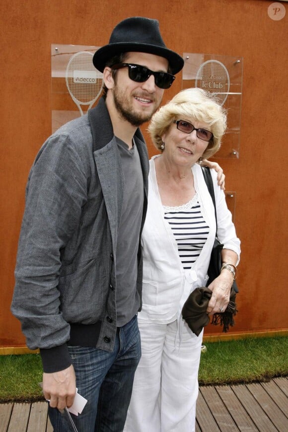 Guillaume Canet et sa maman au tournoi de Roland-Garros le 6 juin 2010.