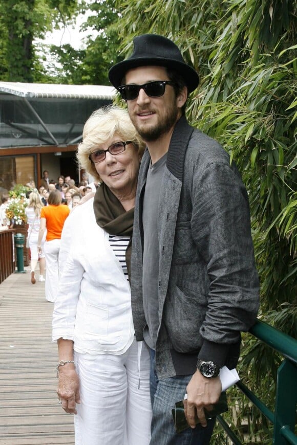 Guillaume Canet et sa maman au tournoi de Roland-Garros le 6 juin 2010.
